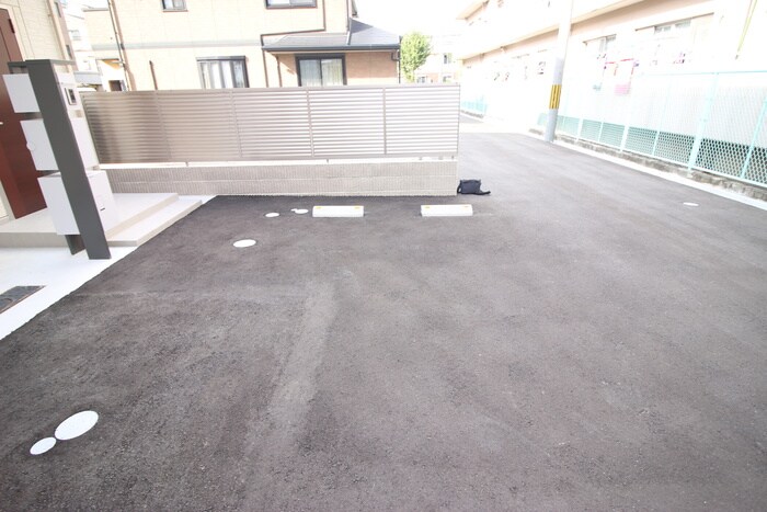 物件外観写真6　(駐車場)
