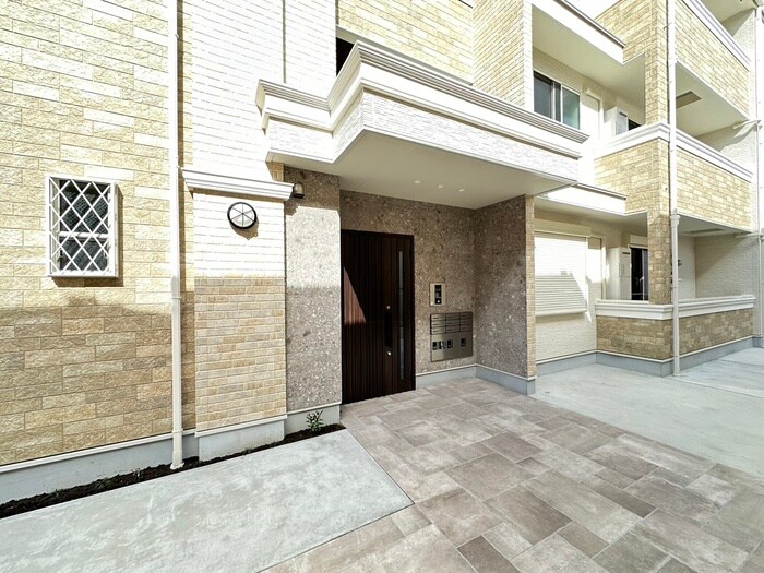 物件外観写真2　(エントランス部分)