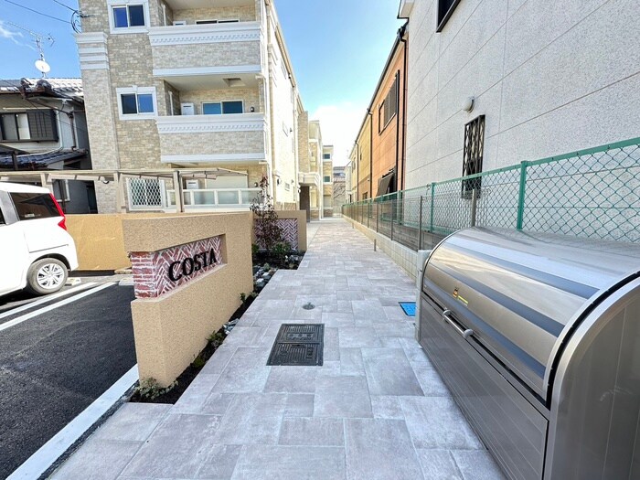 物件外観写真3　(エントランス部分)