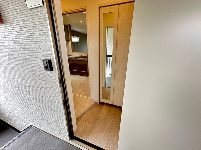 物件内観写真14　(玄関)