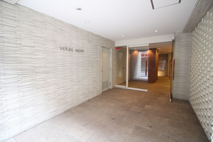 物件外観写真2　(エントランス部分)