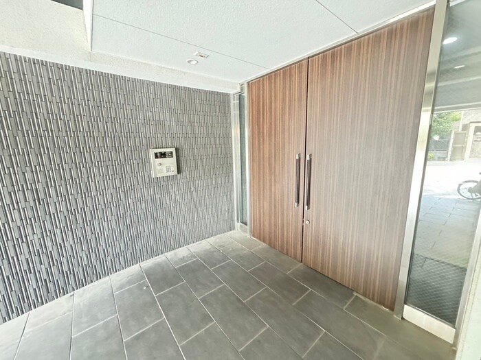 物件外観写真4　(エントランス部分)