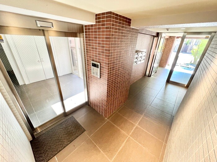 物件外観写真5　(エントランス部分)