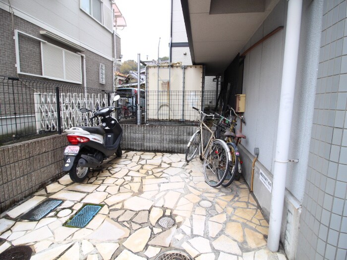 物件外観写真5　(駐輪場)