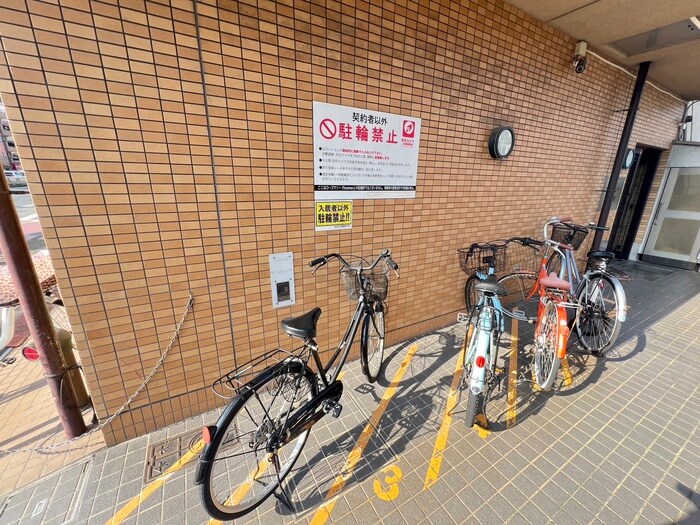 物件外観写真2　(駐輪場)
