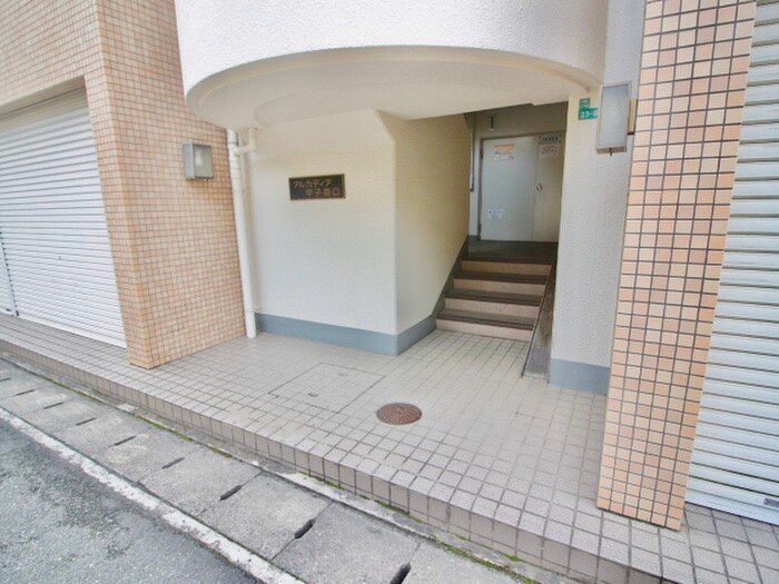 物件外観写真5　(エントランス部分)