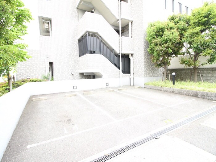 物件外観写真5　(駐車場)