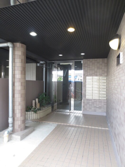 物件外観写真2　(エントランス部分)