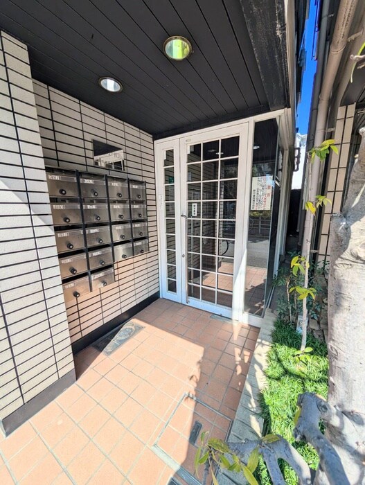 物件外観写真3　(エントランス部分)