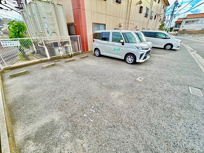 物件外観写真4　(駐車場)