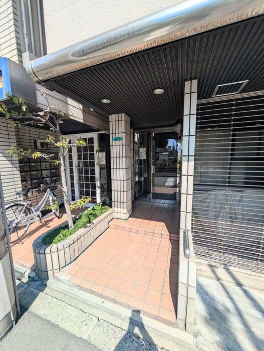 物件外観写真6　(エントランス部分)