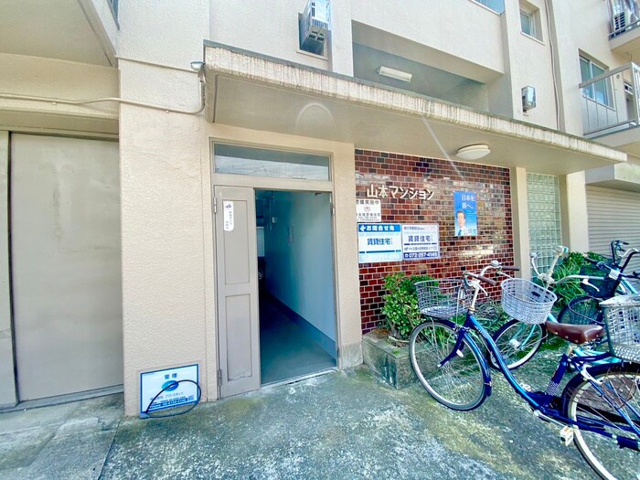 物件外観写真3　(エントランス部分)