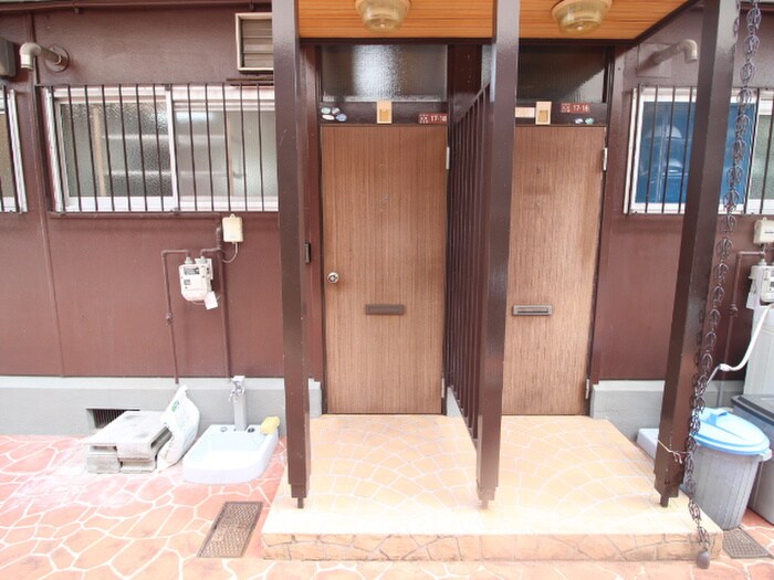 物件外観写真2　(エントランス部分)
