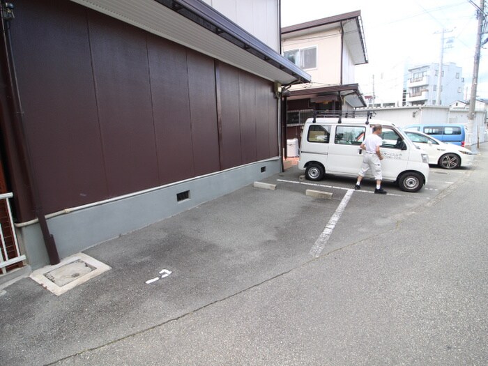 物件外観写真3　(駐車場)