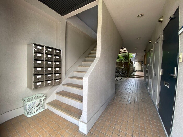 物件外観写真4　(エントランス部分)