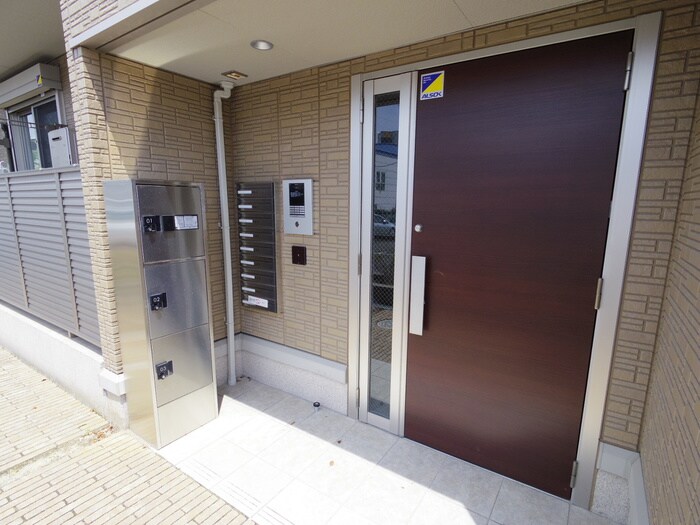 物件外観写真4　(エントランス部分)