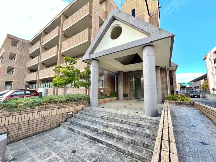 物件外観写真2　(エントランス部分)