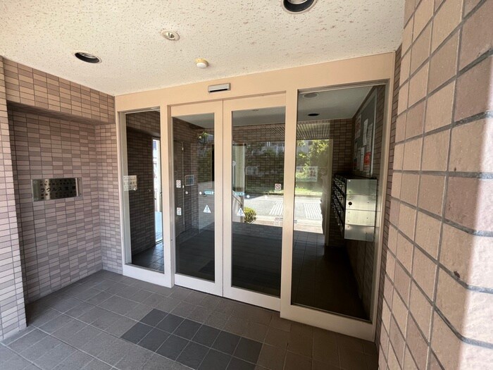 物件外観写真2　(エントランス部分)