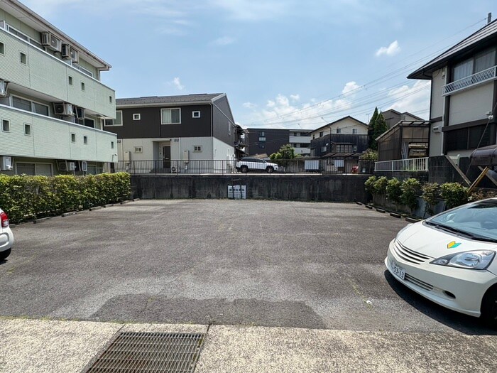 物件外観写真2　(駐車場)