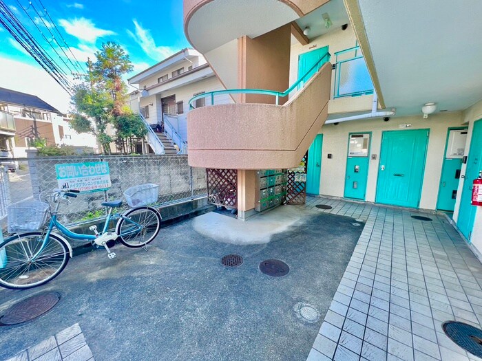 物件外観写真4　(エントランス部分)