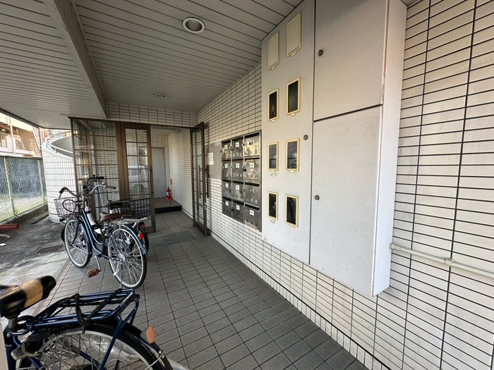 物件外観写真4　(エントランス部分)