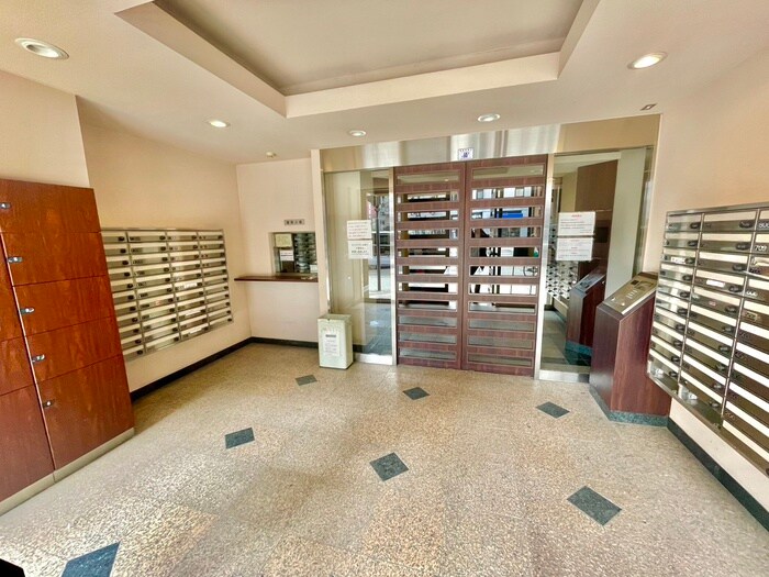 物件外観写真6　(エントランス部分)