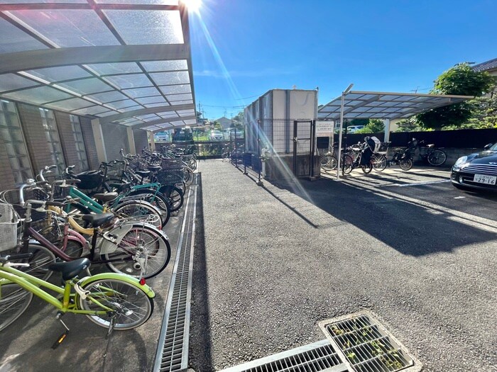 物件外観写真4　(駐輪場)