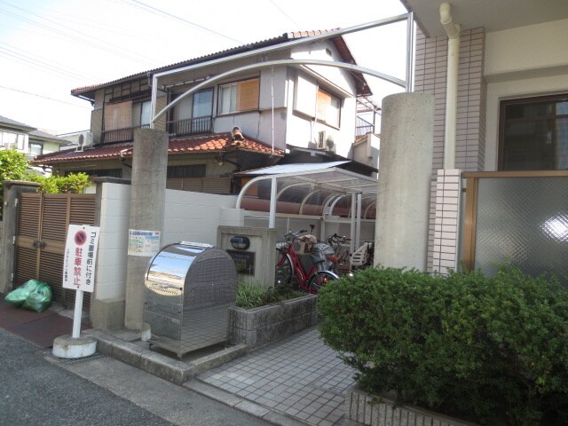 物件外観写真3　(エントランス部分)