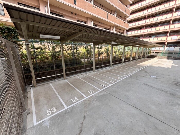 物件外観写真5　(バイク置き場)