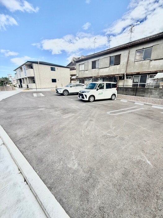 物件外観写真3　(駐車場)