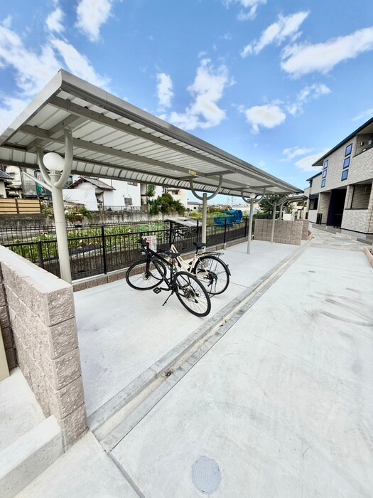 物件外観写真4　(駐輪場)