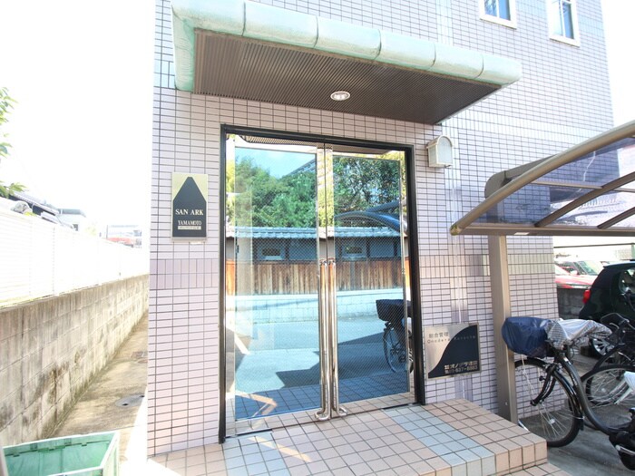 物件外観写真5　(エントランス部分)