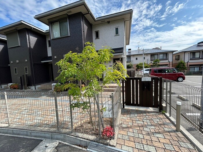 物件外観写真3　(エントランス部分)