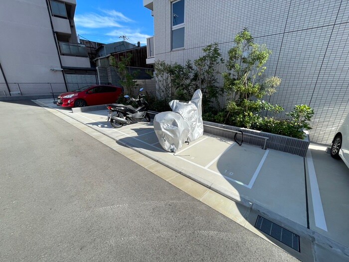 物件外観写真4　(バイク置き場)