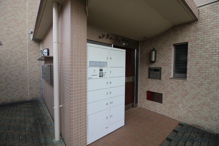 物件外観写真5　(エントランス部分)