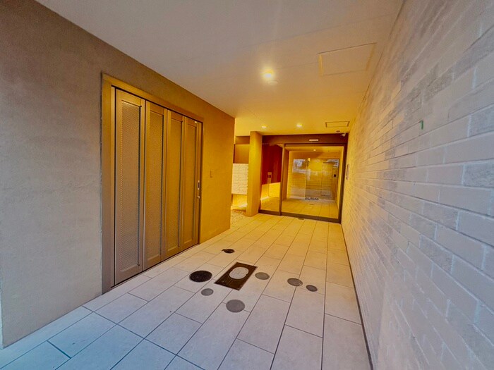 物件外観写真3　(エントランス部分)