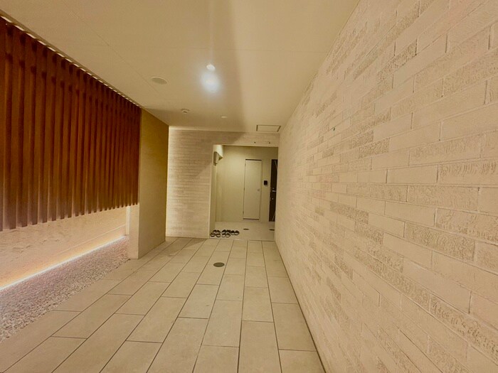 物件外観写真6　(エントランス部分)