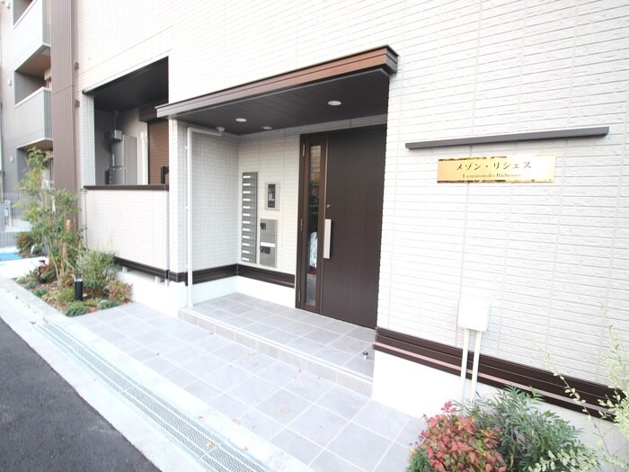 物件外観写真2　(エントランス部分)