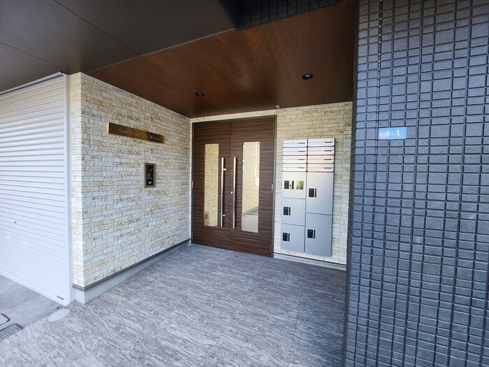 物件外観写真3　(エントランス部分)