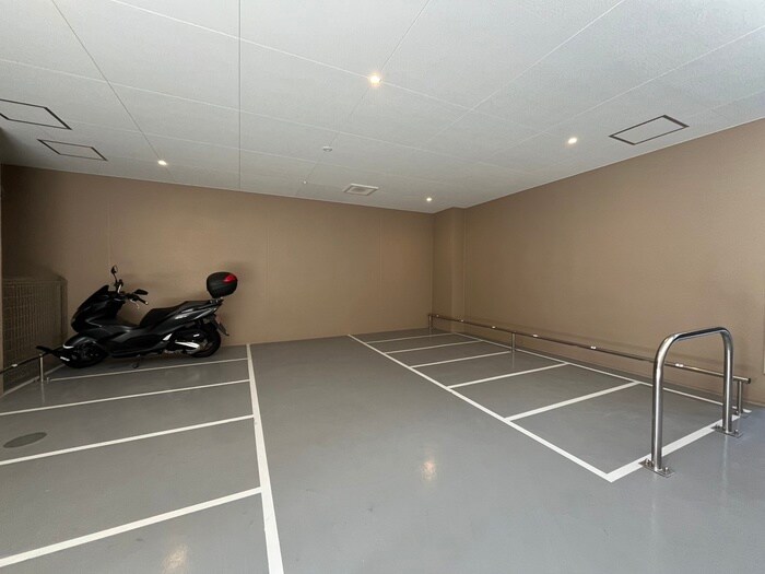 物件外観写真6　(バイク置き場)