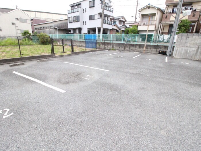 物件外観写真5　(駐車場)