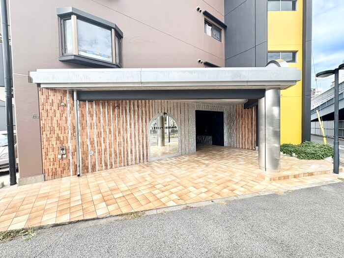 物件外観写真6　(エントランス部分)