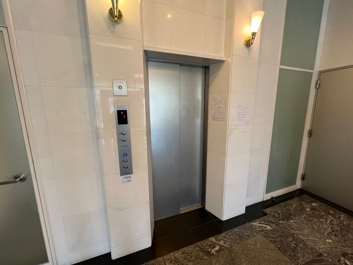 物件外観写真6　(エントランス部分)