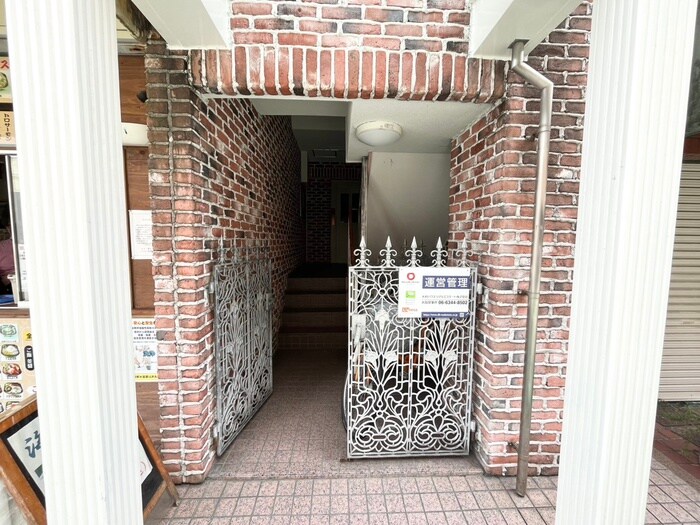 物件外観写真3　(エントランス部分)