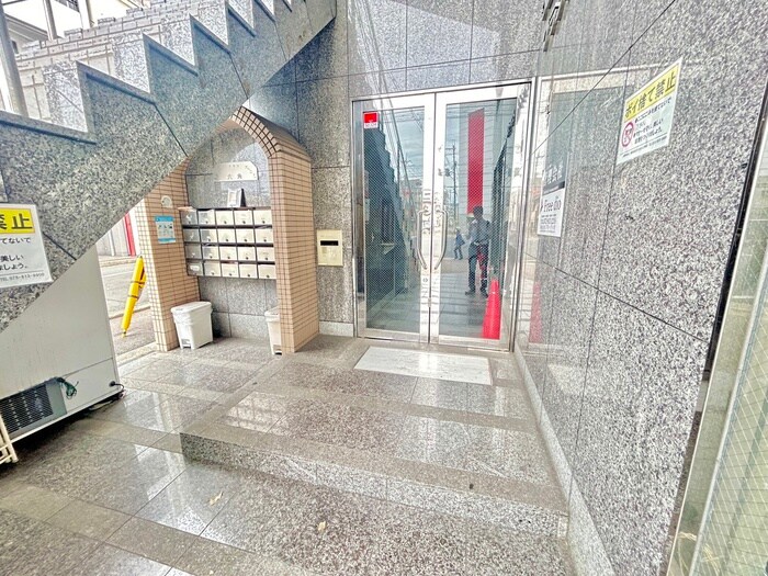 物件外観写真2　(エントランス部分)
