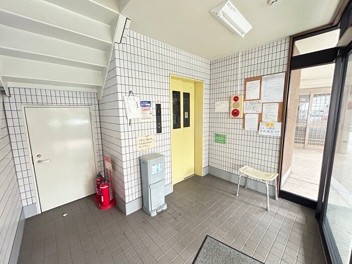 物件外観写真2　(エントランス部分)