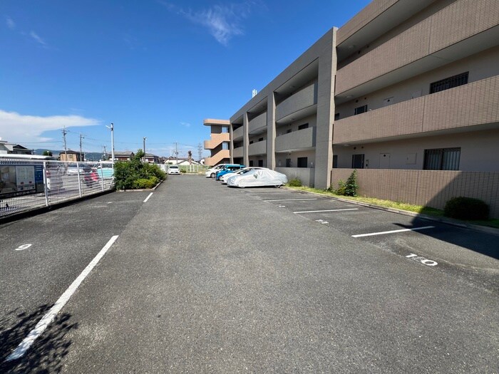 物件外観写真4　(駐車場)
