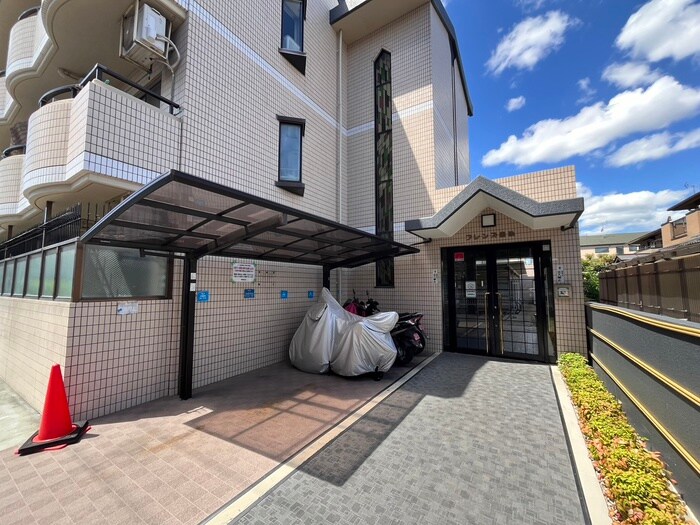 物件外観写真3　(エントランス部分)