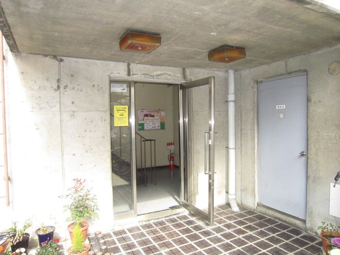 物件外観写真2　(エントランス部分)