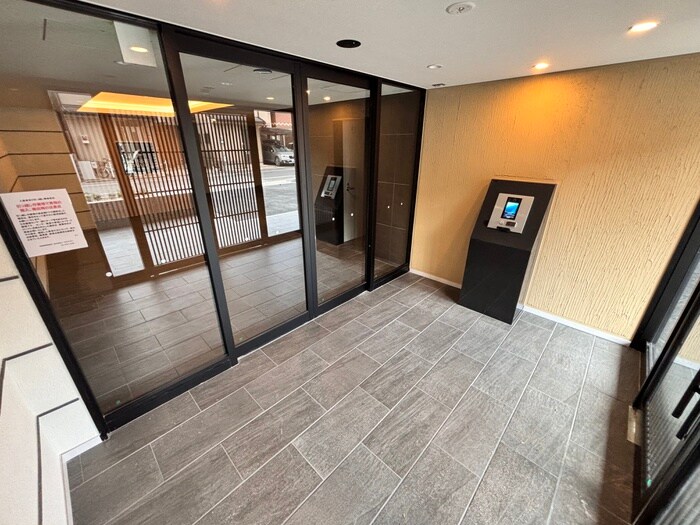 物件外観写真2　(エントランス部分)